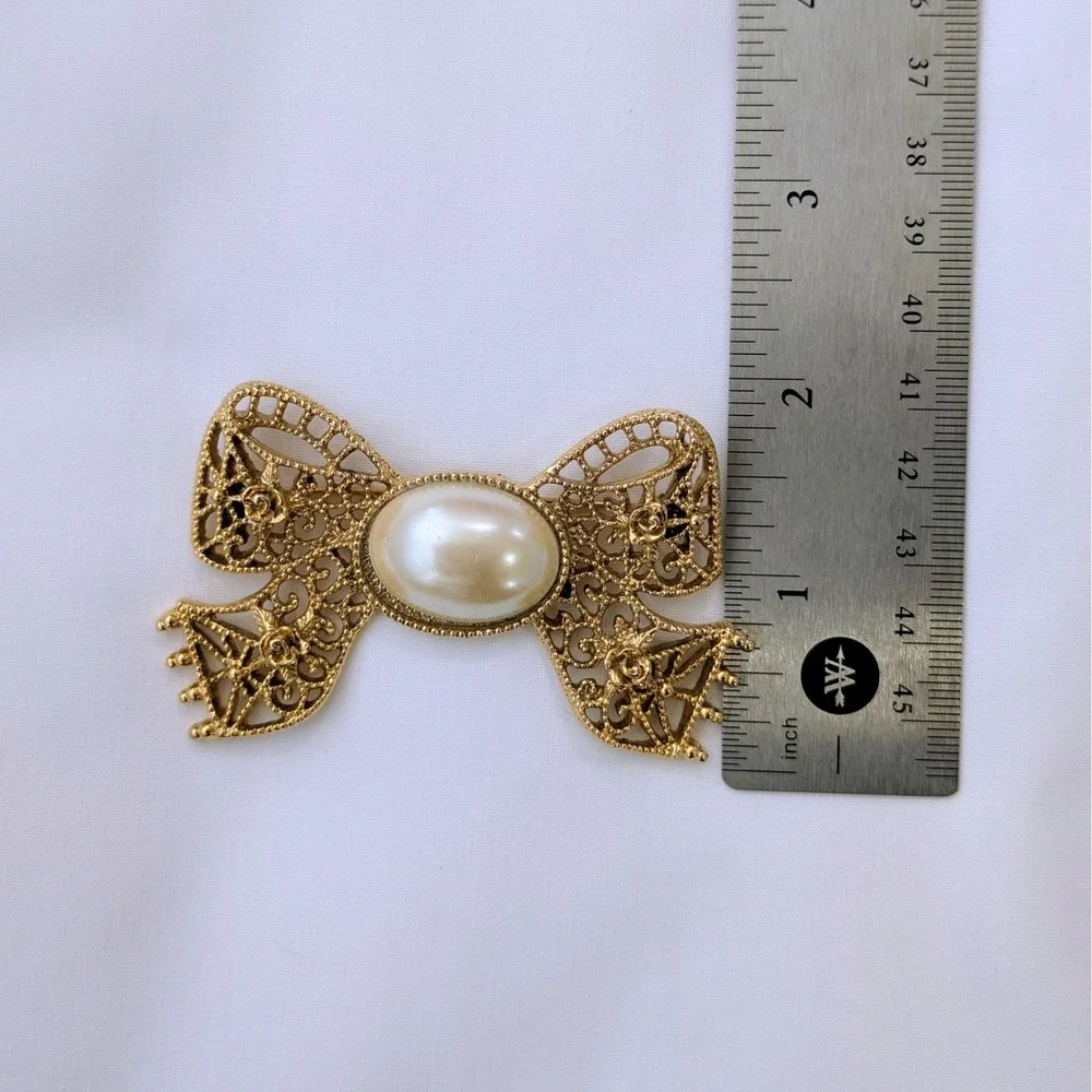 Vintage 1928 Brand Faux Pearl Gold Filigree Bow And Roses 1.75" x 3" Brooch Pin - Picture 5 of 6